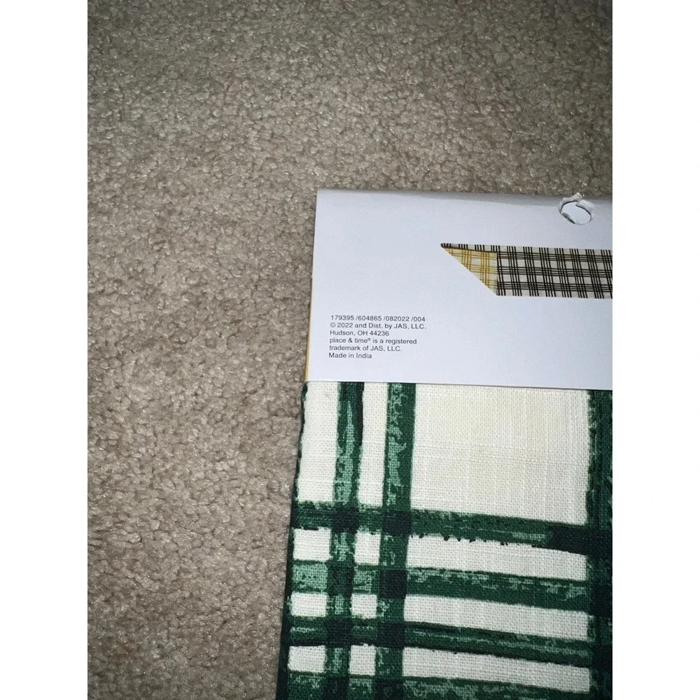 New place & Time reversible table runner  In full bloom‎  GREEN AND WHITE PLAID